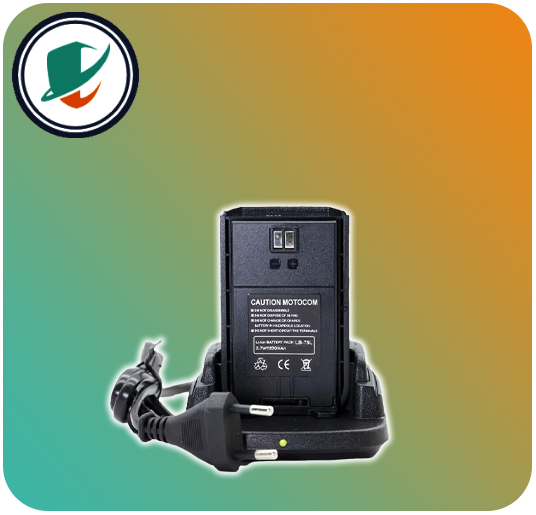 بیسیم واکی تاکی موتوکام MC555 به همراه بند آویز، پایه شارژر و گیره کمری